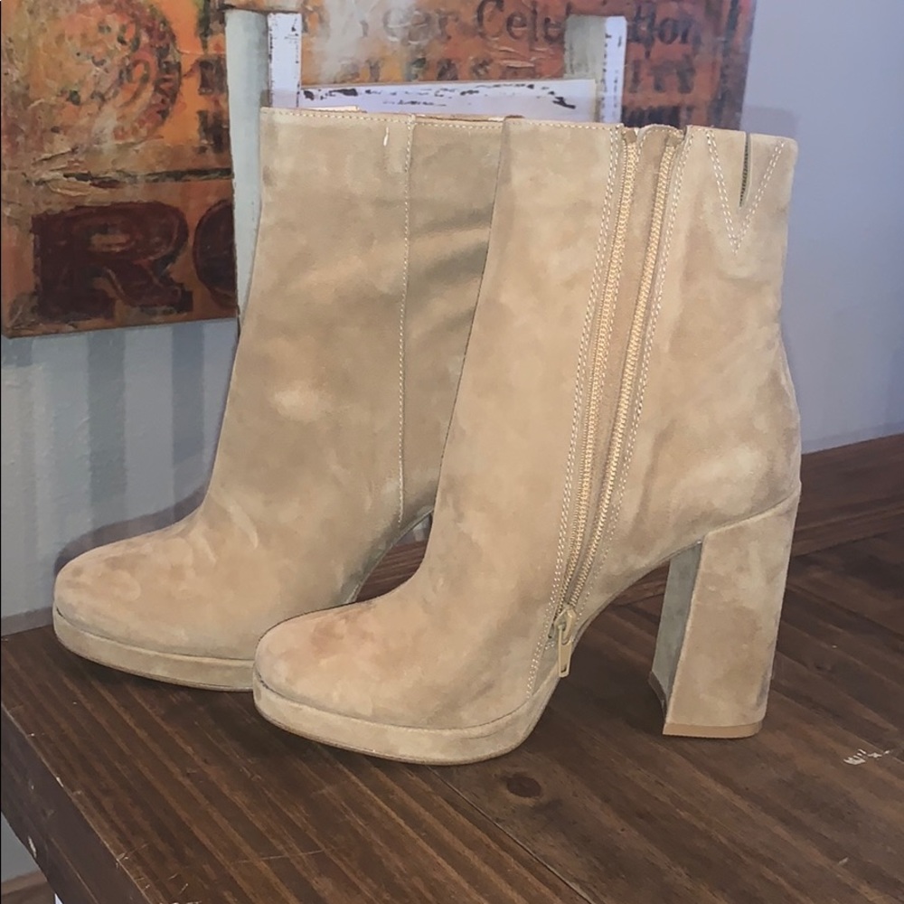5.5 Steve Madden suede bootie